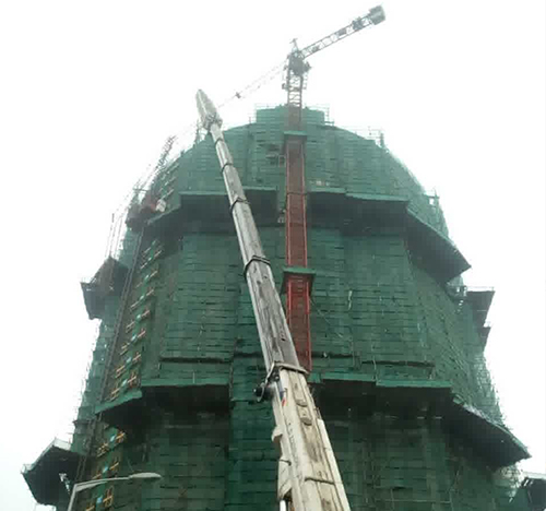 丰顺吊车在工地上作业